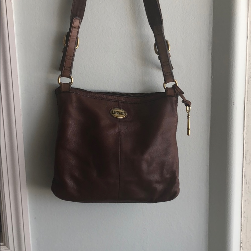 Fossil cross body brown purse.